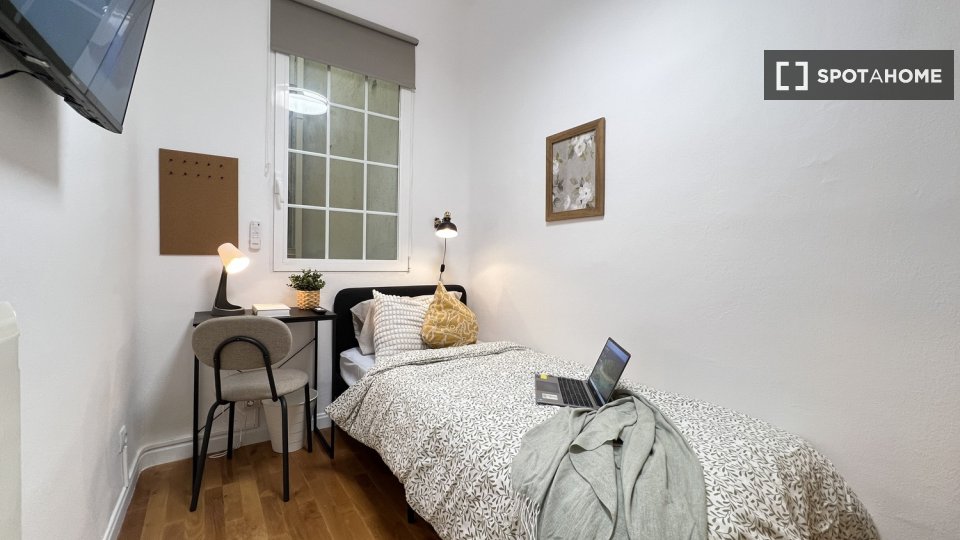 Double room Madrid, 6 beds — photo 11