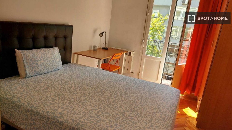 Habitación en piso compartido en alquiler en Almagro, Madrid.