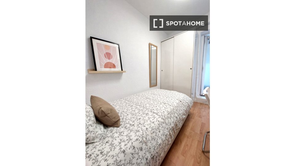 Double room Madrid, 3 beds, 60m² — photo 4