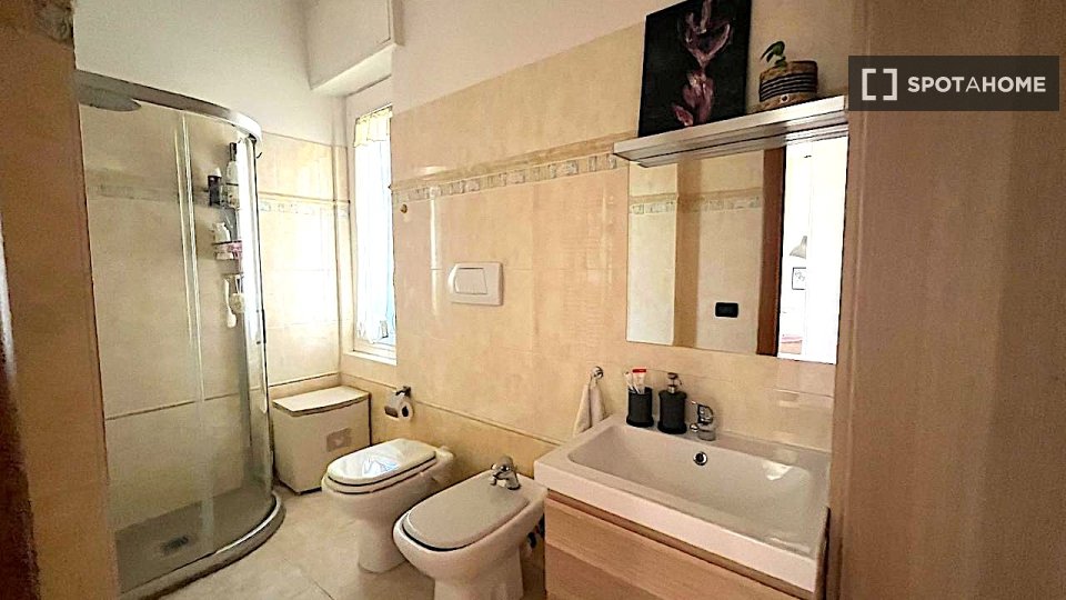 Double room Genoa, 3 beds, 93m² — photo 14