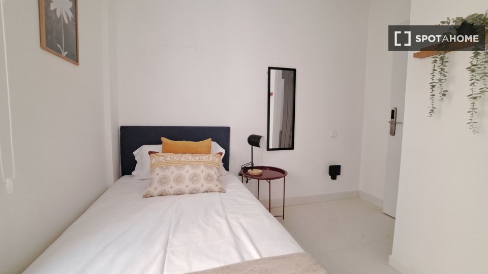 Double room Madrid, 14 beds, 200m² — photo 3