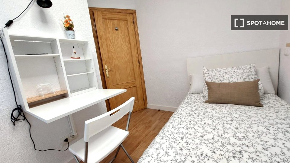Double room Madrid, 3 beds, 60m² — photo 3