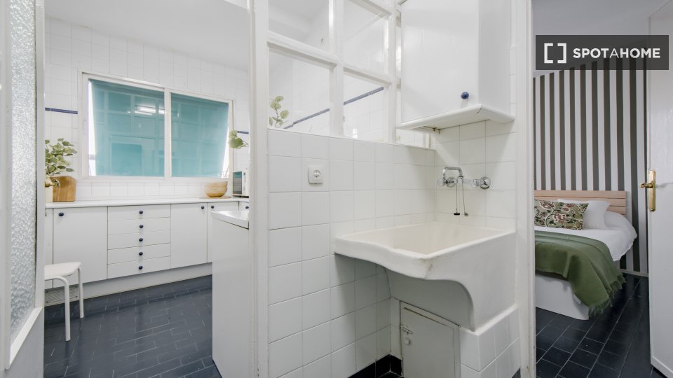 Double room Madrid, 8 beds, 150m² — photo 15