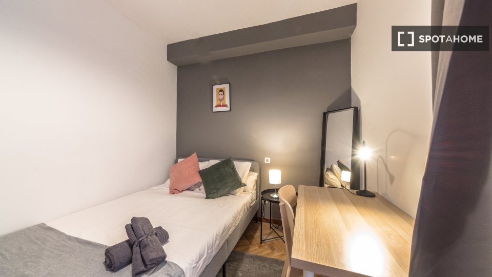 Double room Madrid, 5 beds, 130m² — photo 2