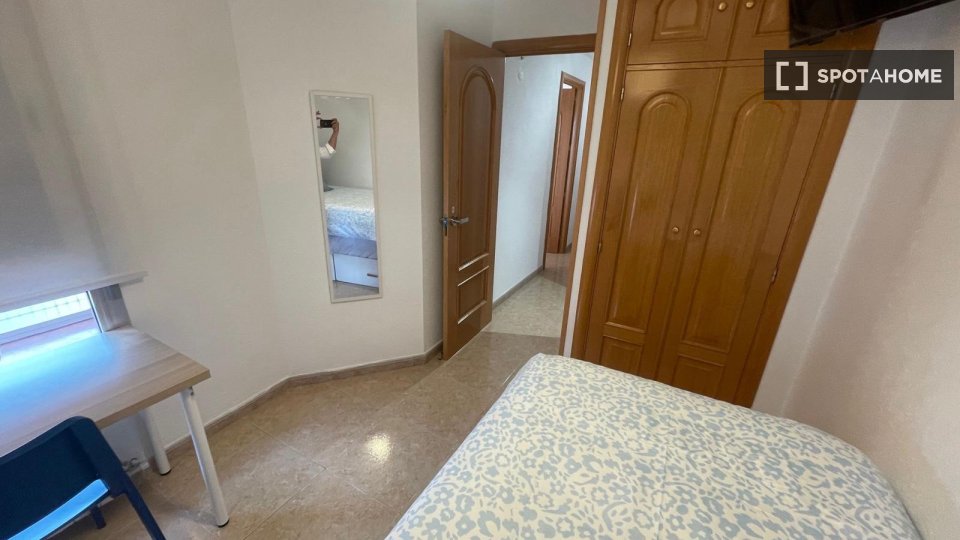 Double room Madrid, 3 beds — photo 11