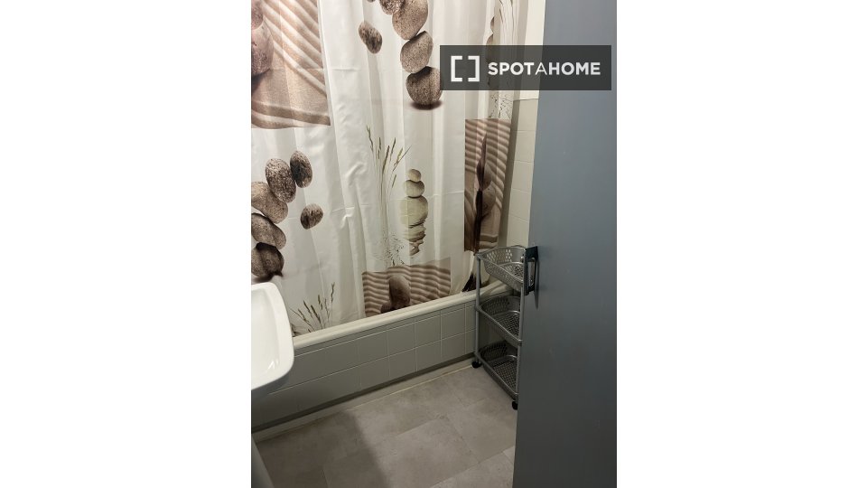 Double room Lisbon, 4 beds, 15m² — photo 13
