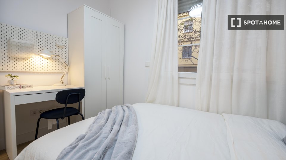 Double room Madrid, 7 beds — photo 47