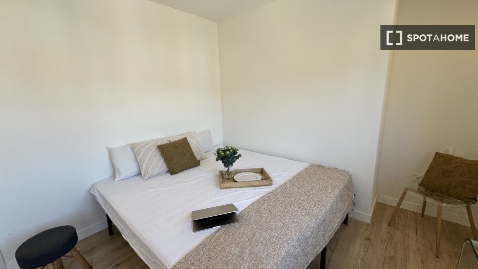 Double room Madrid, 3 beds, 82m² — photo 1