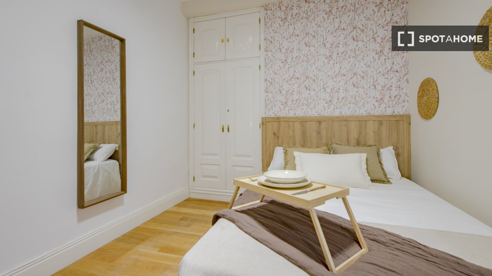 Double room Madrid, 13 beds, 266m² — photo 2