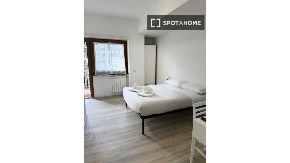 Double room Rome, 3 beds, 90m² — photo 13
