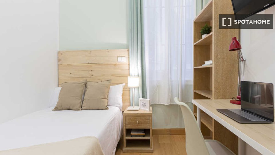 Habitación en un piso compartido de 41 habitaciones en alquiler en Justicia