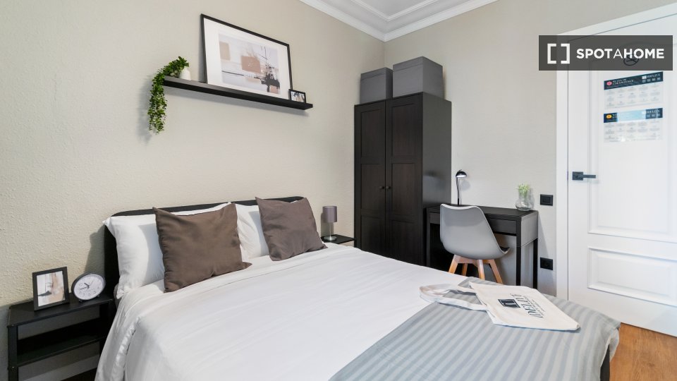 Double room Barcelona, 6 beds, 190m² — photo 3