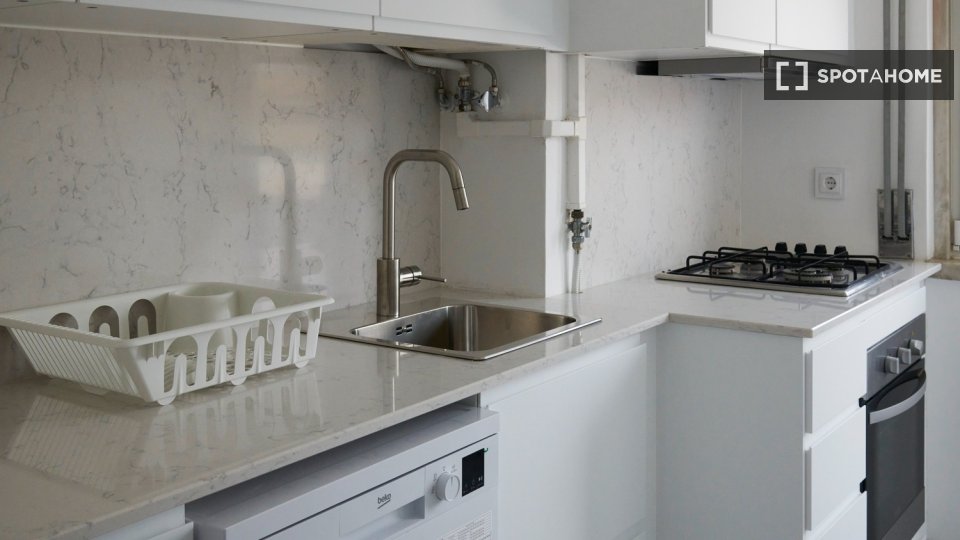 Double room Lisbon, 6 beds — photo 18