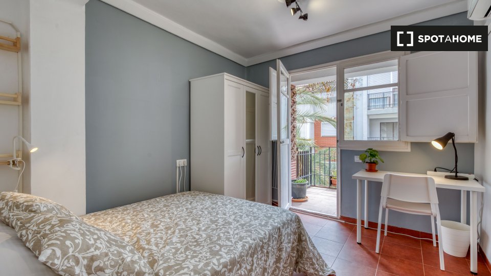 Rooms for rent in 4-bedroom apartment in Valencia - in Valencia