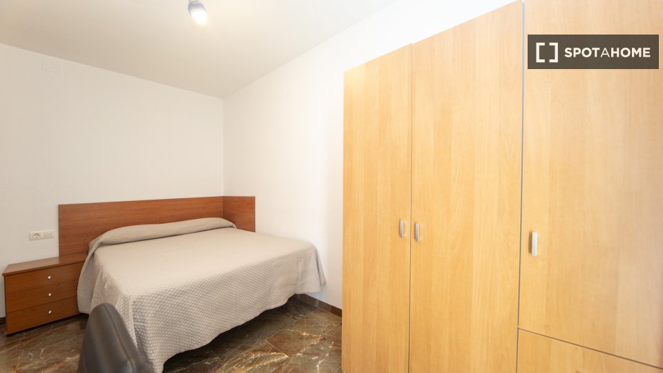 Double room Granada, 3 beds, 80m² — photo 14