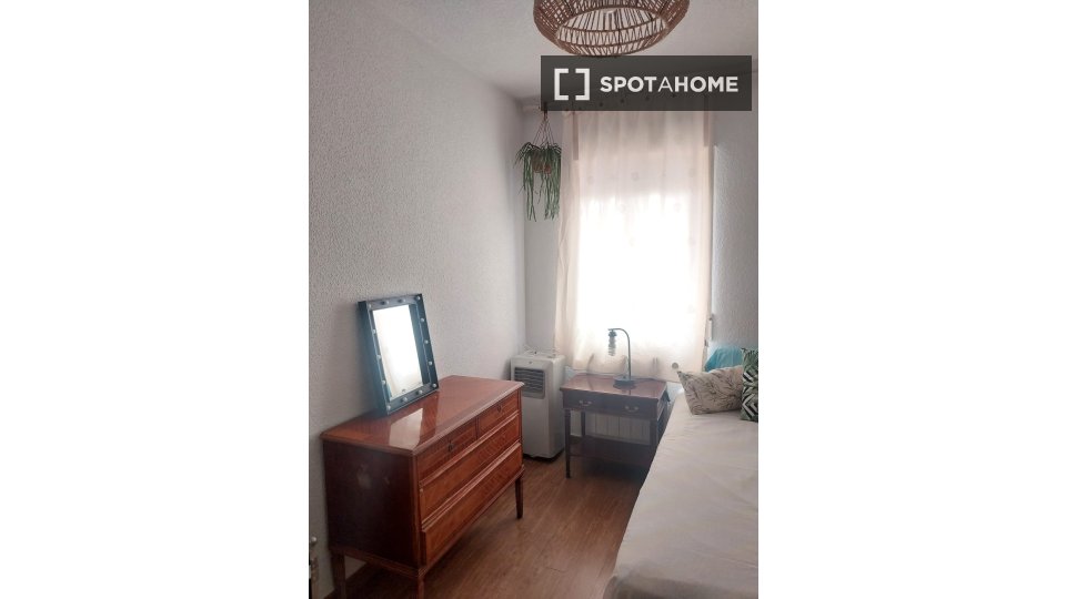Double room Madrid, 3 beds — photo 11