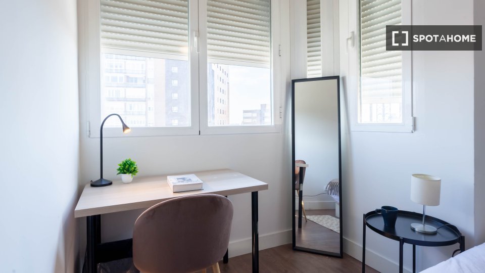 Habitación en piso compartido de 5 habitaciones en Estrella, Madrid.