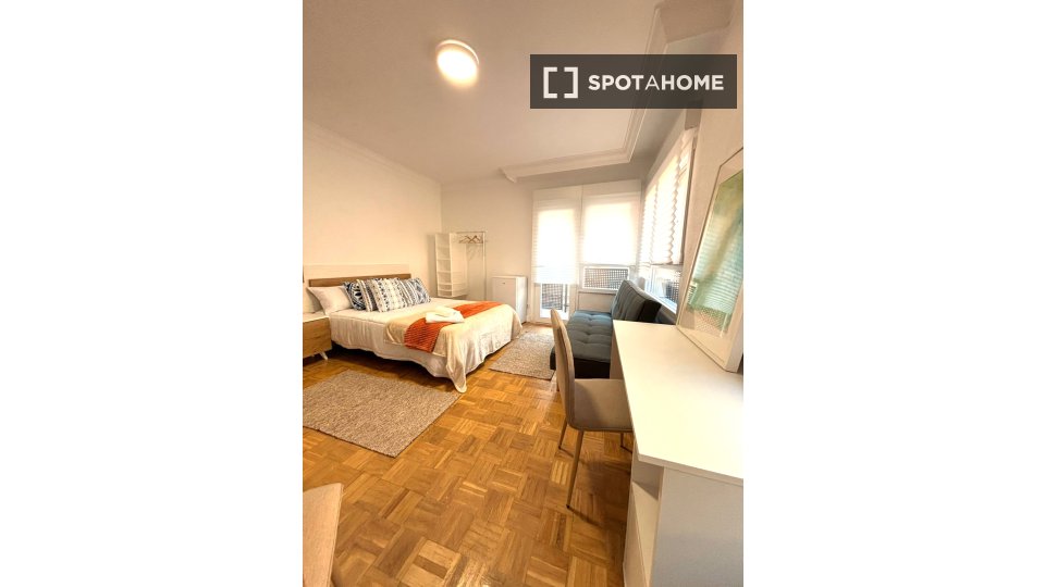 Double room Madrid, 8 beds, 170m² — photo 11