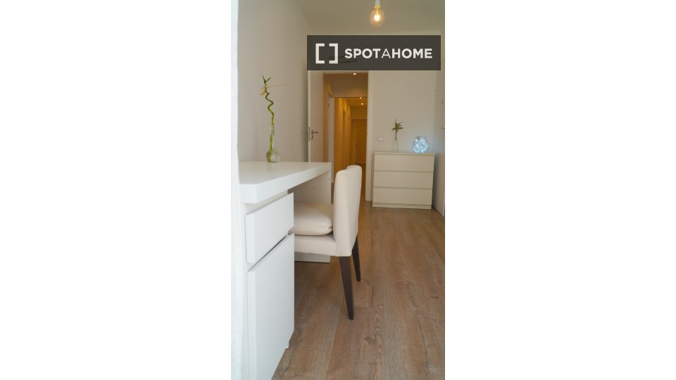 Apartment Lisbon, 3 beds, 135m² — photo 18