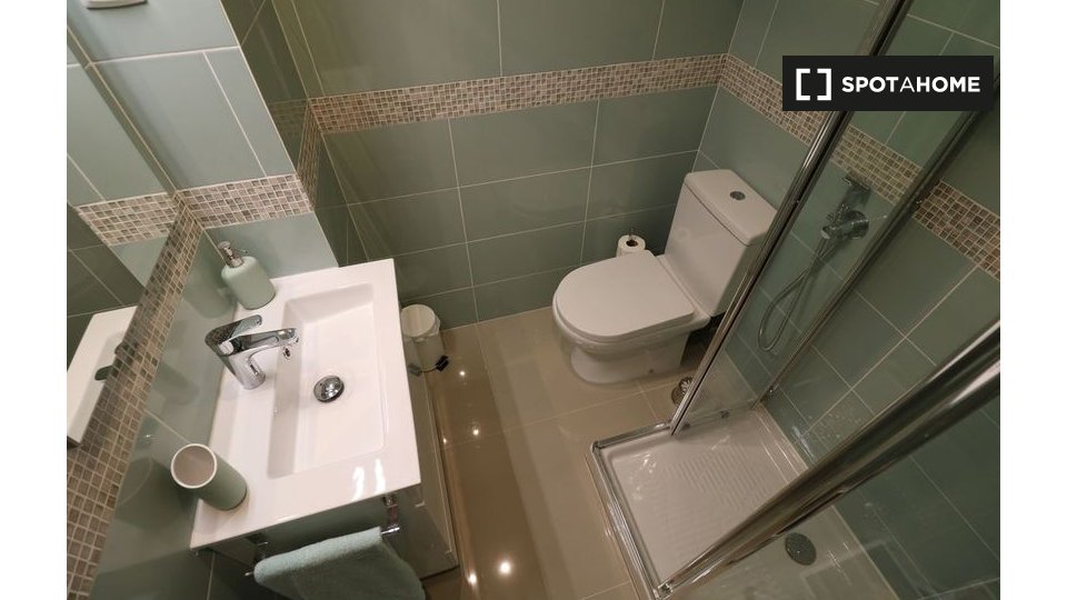 Double room Lisbon, 3 beds, 69m² — photo 10