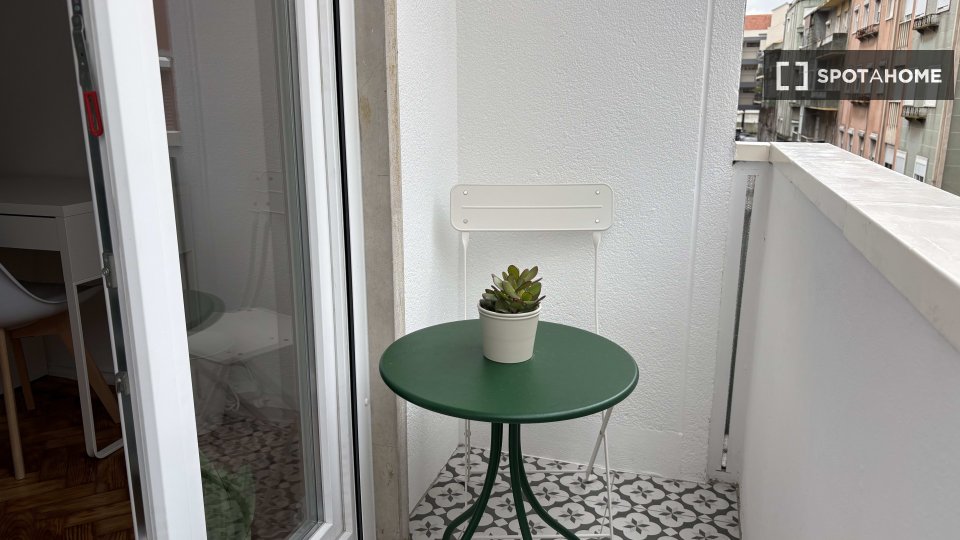 Double room Lisbon, 3 beds, 60m² — photo 1
