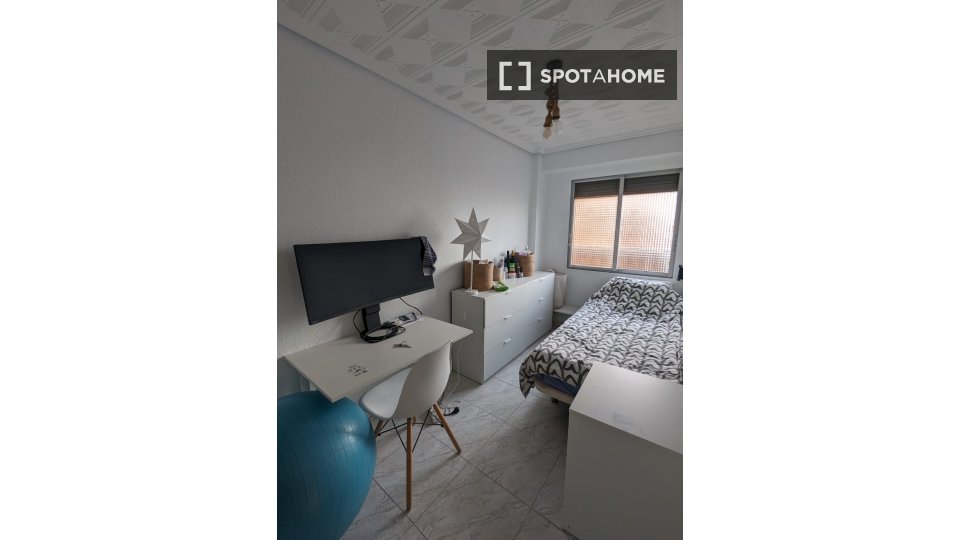 Double room Valencia, 3 beds, 85m² — photo 15