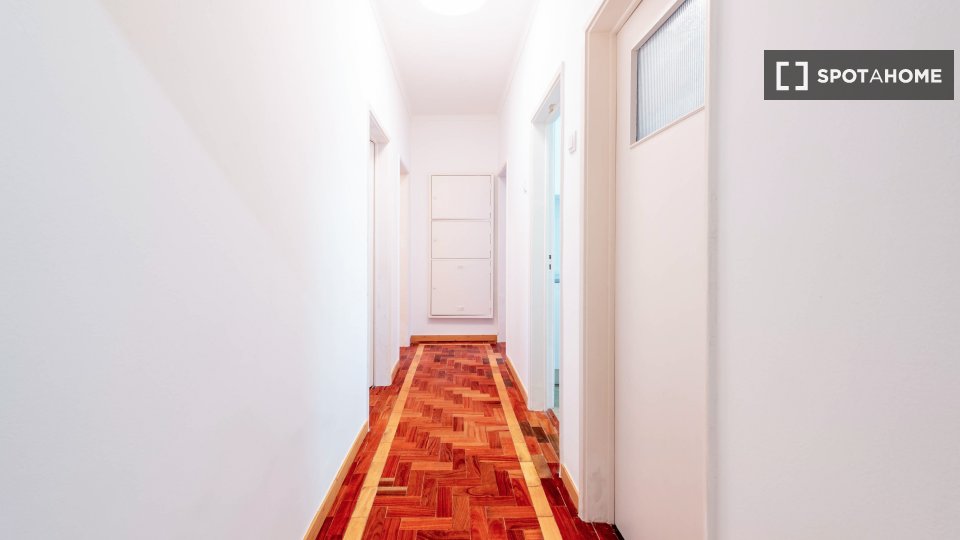 Double room Lisbon, 3 beds, 73m² — photo 14