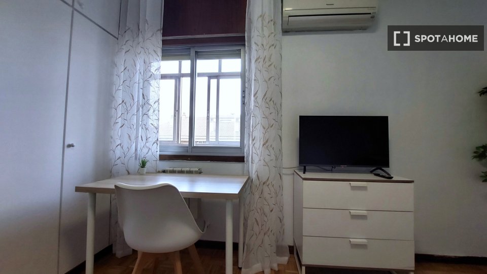 Double room Madrid, 4 beds, 100m² — photo 1