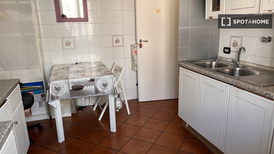 Double room Rome, 3 beds — photo 19