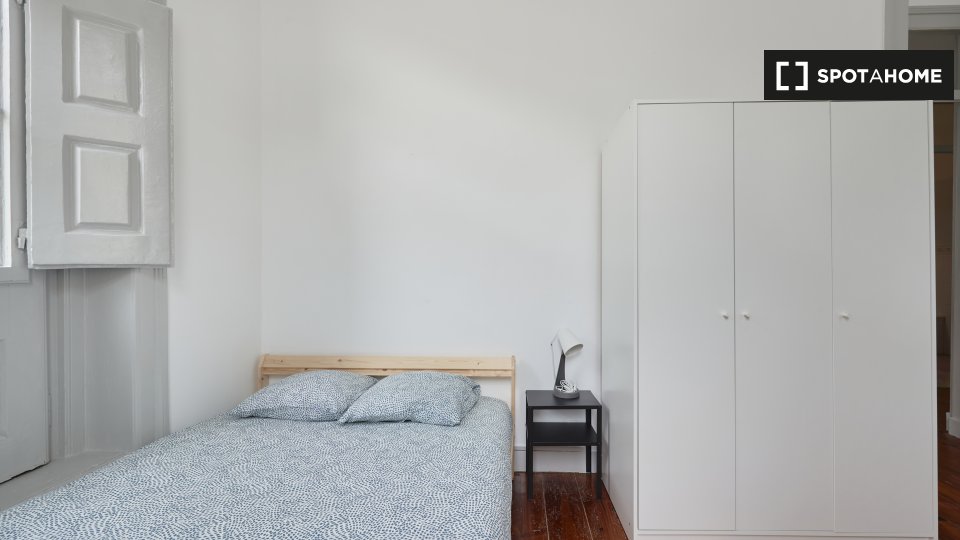 Double room Lisbon, 4 beds — photo 23