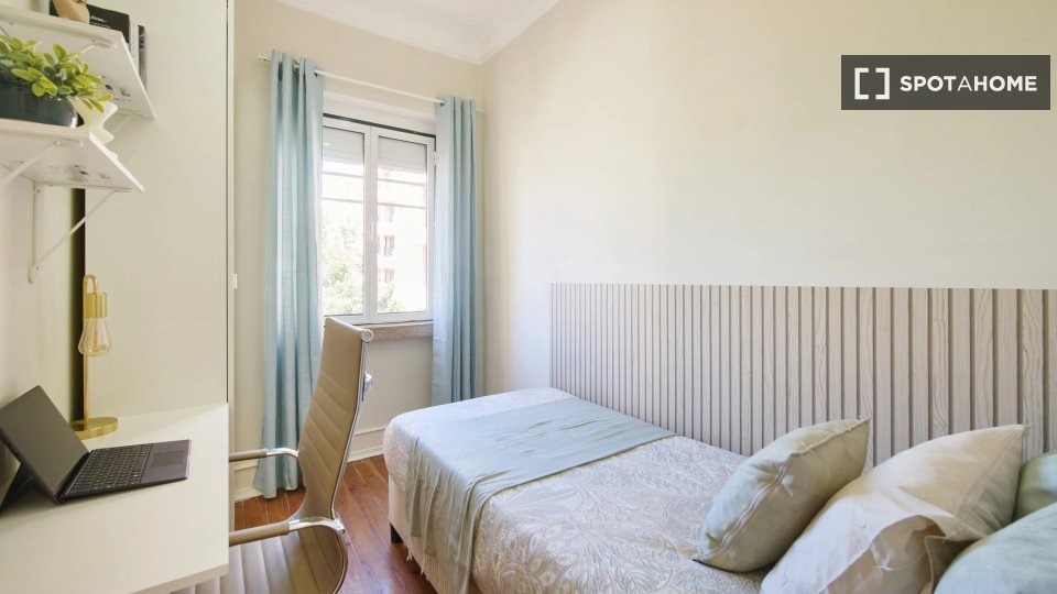 Double room Lisbon, 6 beds — photo 11