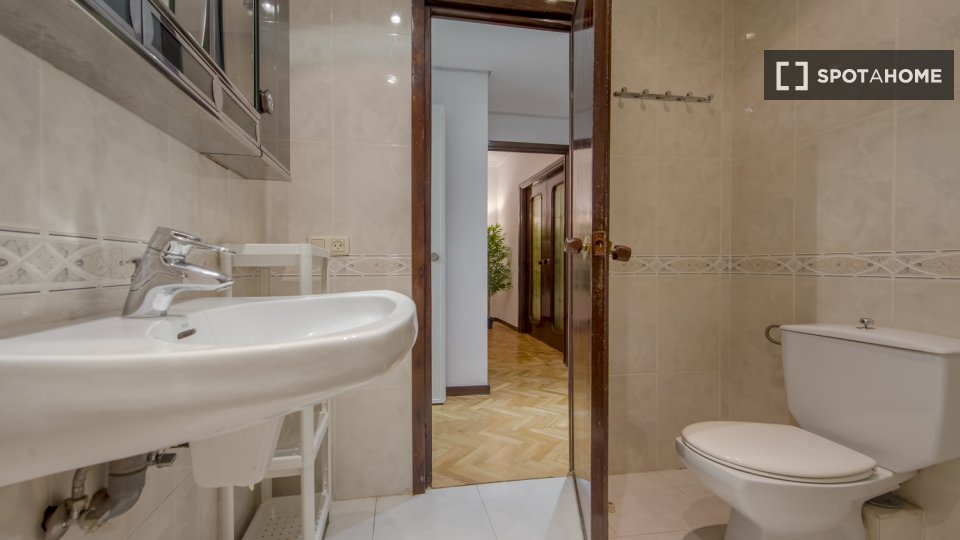Double room Madrid, 9 beds, 220m² — photo 7