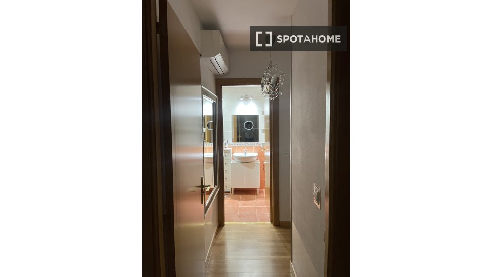Double room Madrid, 1 bed, 90m² — photo 5