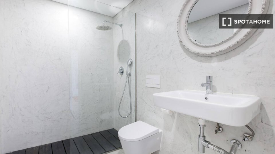 Apartment Lisbon, 2 beds, 65m² — photo 11