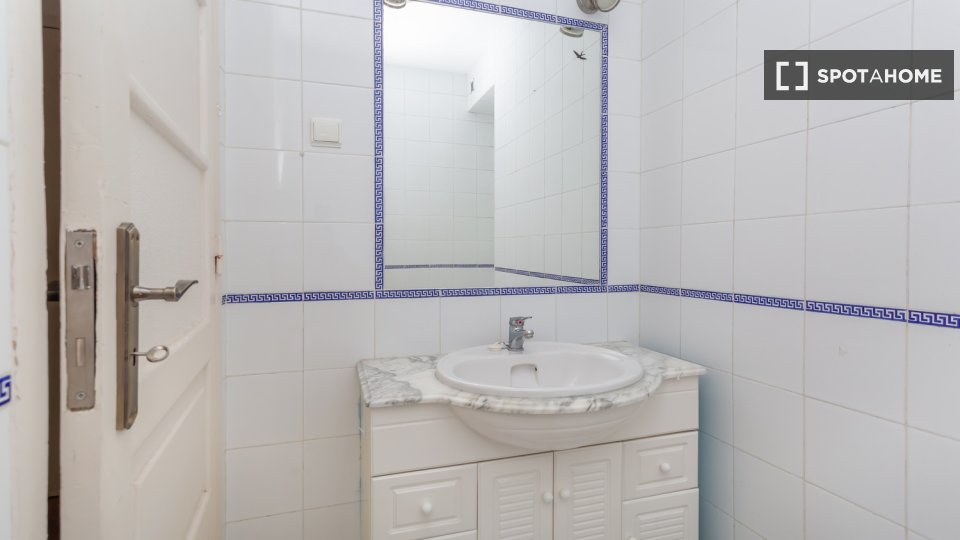 Double room Lisbon, 4 beds — photo 6
