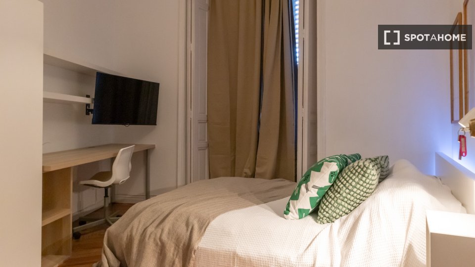 Double room Madrid, 7 beds, 160m² — photo 20