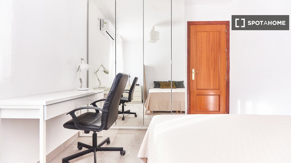 Double room Seville, 3 beds — photo 12