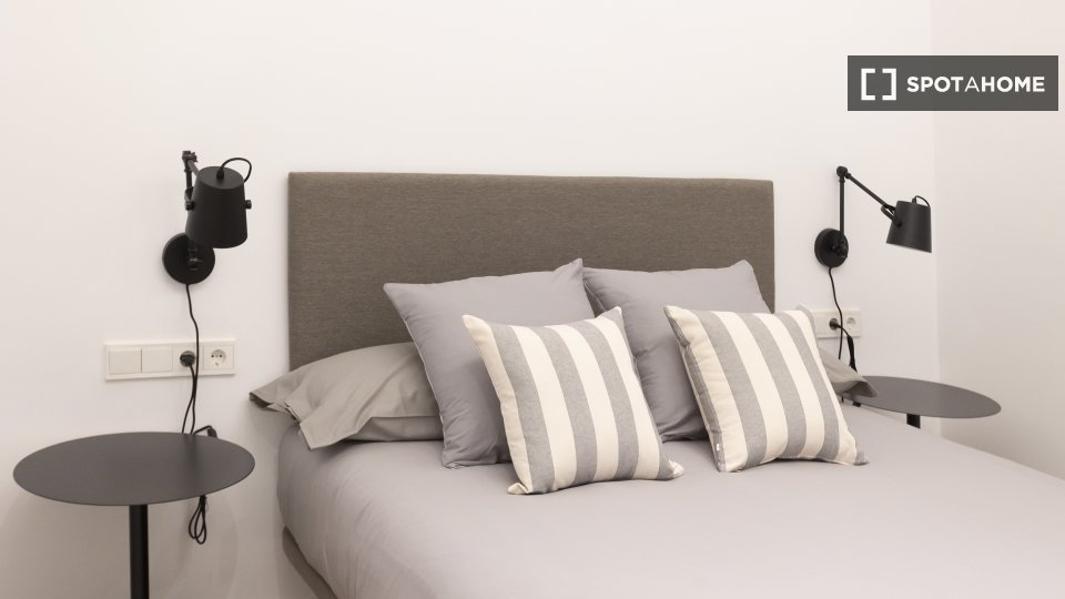 Double room Barcelona, 3 beds, 68m² — photo 3