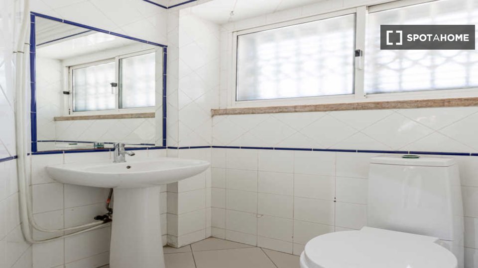 Double room Lisbon, 8 beds — photo 49
