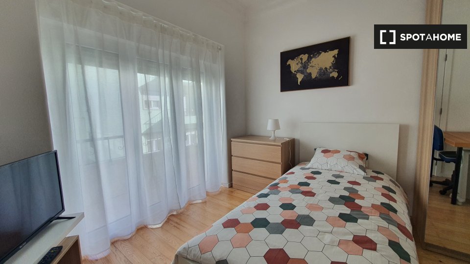 Double room Lisbon, 3 beds, 75m² — photo 14
