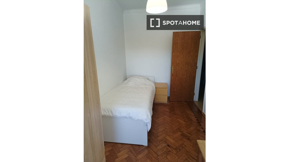 Double room Lisbon, 3 beds — photo 9