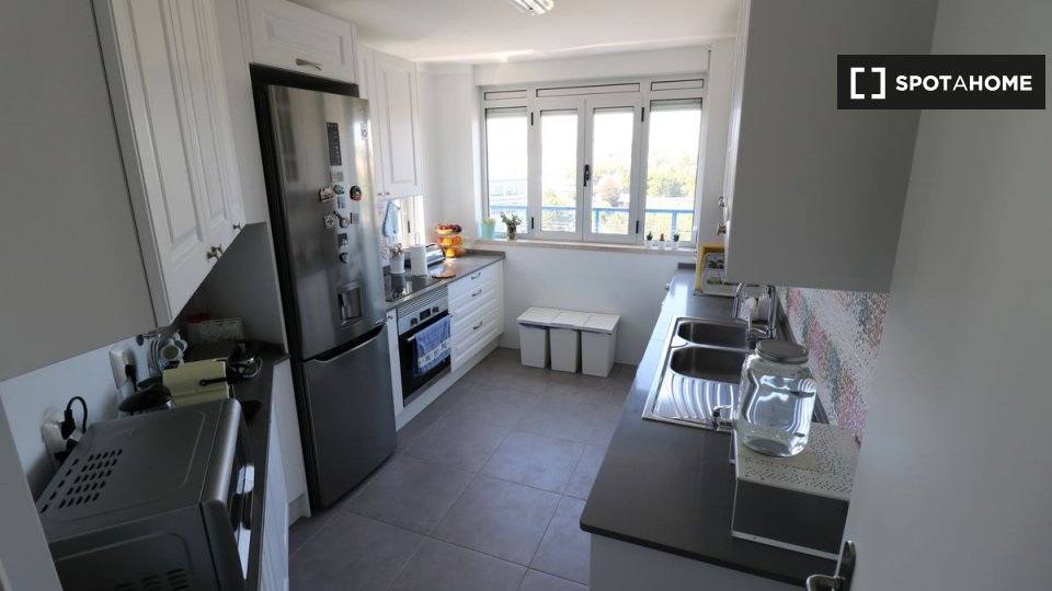 Double room Lisbon, 3 beds, 69m² — photo 12
