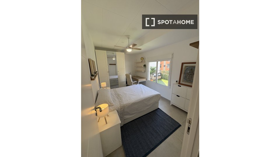 Double room Valencia, 1 bed, 190m² — photo 3