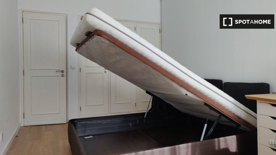 Double room Lisbon, 3 beds, 85m² — photo 3