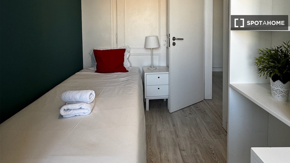 Double room Lisbon, 4 beds — photo 11