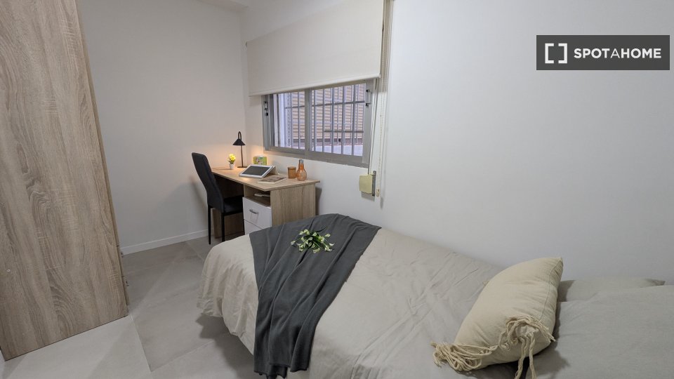 Camera in appartamento condiviso con 5 camere da letto a Burjassot, Valencia - in Valencia