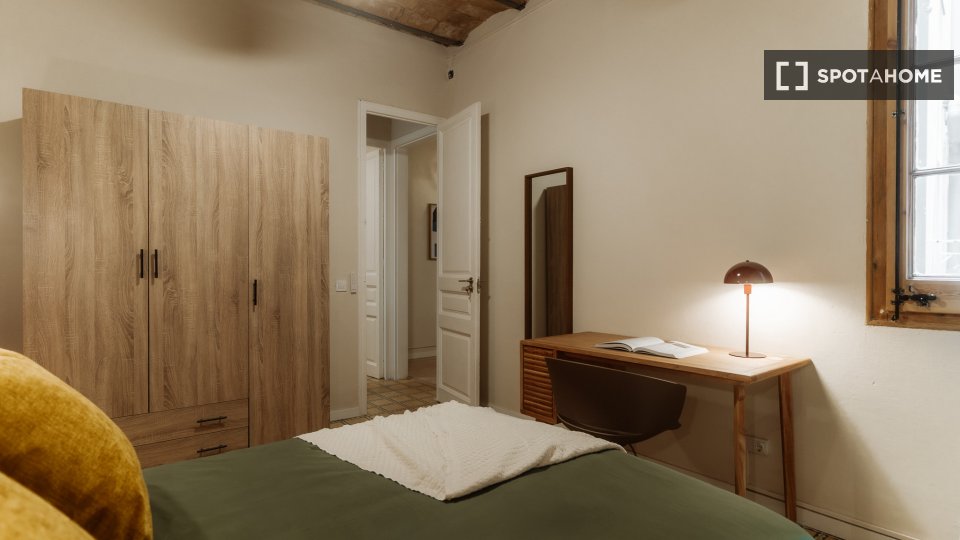 Double room Barcelona, 3 beds, 90m² — photo 2