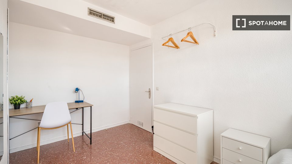 Double room Madrid, 17 beds — photo 17