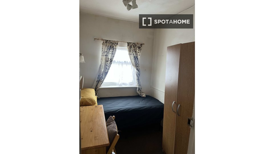 Double room London, 3 beds, 102m² — photo 6