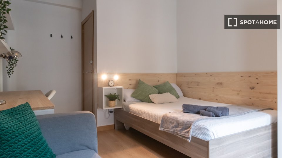 Double room Madrid, 7 beds, 140m² — photo 29
